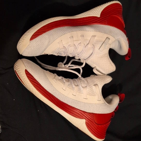 Jordan Athletic Shoes Red and White - Picture 3 of 8